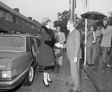 885088 Afbeelding van de aankomst van koningin Beatrix bij de VIP-tent op het Wielingenplein in de Rivierenwijk te ...